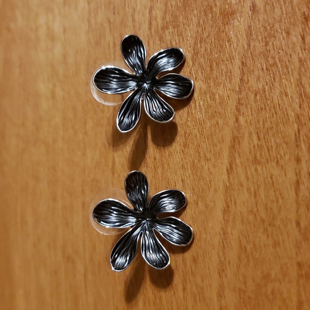 2. Statement flower pendant necklace and earring set - Picture 2 of 10